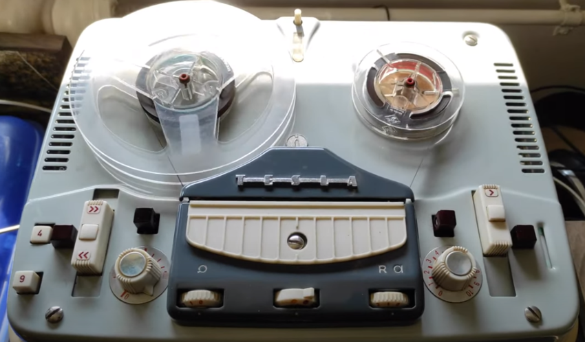 Tesla Sonet B3 je kufříkový monofonní magnetofon