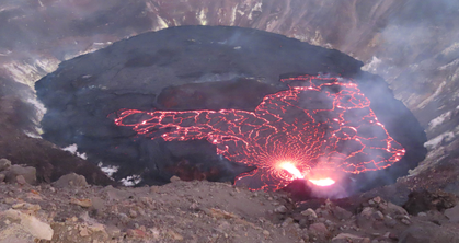 Rozsah aktivního povrchu lávového jezera v kráteru Halema'uma'u na vrcholu Kīlauea. Foto: J.M. Chang.
